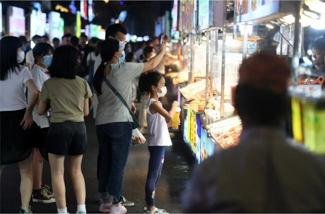 ▲8月3日,广西南宁市中山路美食街,年轻人逛夜市、吃夜宵、喝冷饮,催热当地“夜经济”。图/新华社