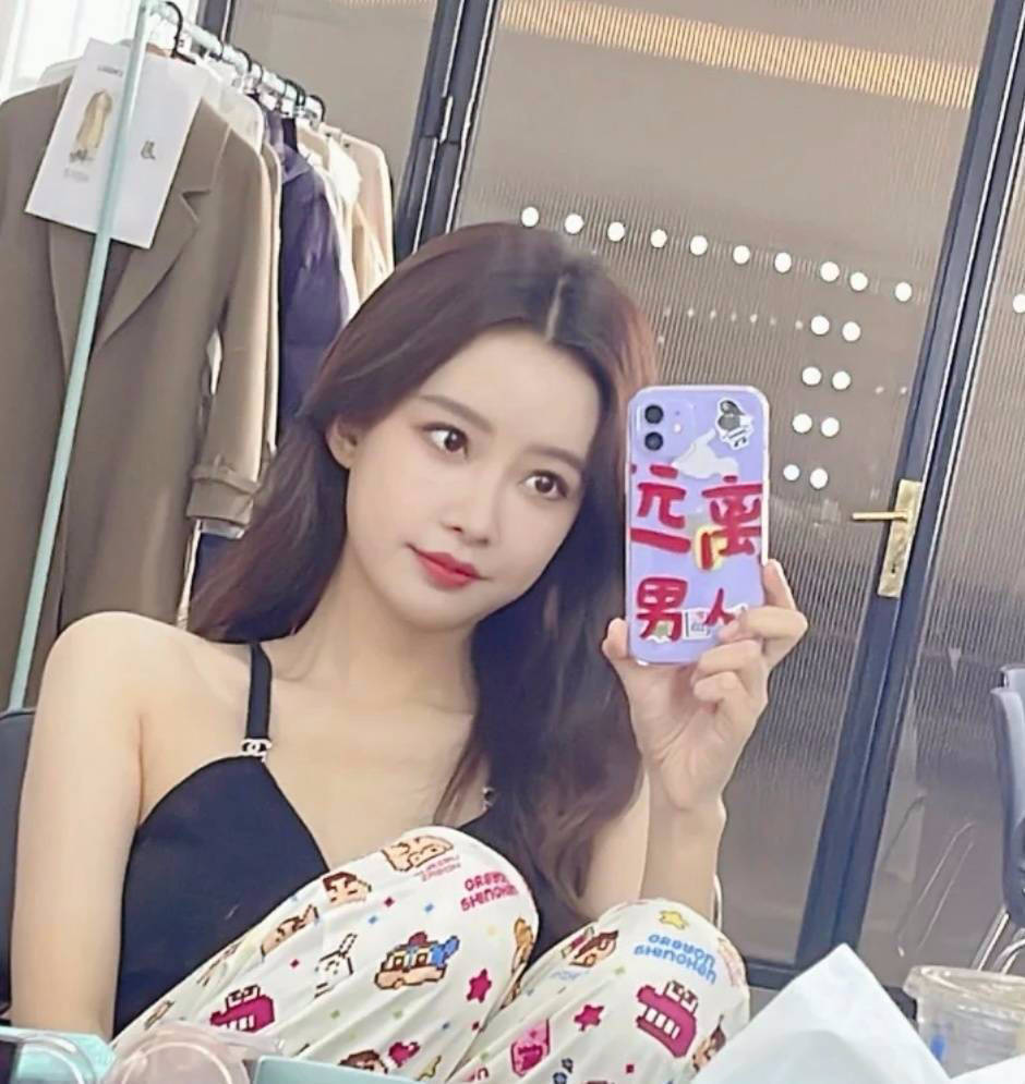 早有预兆?孙怡七月晒照手机壳图案“远离男人” 董子健:咱都好好的!休闲区蓝鸢梦想 - Www.slyday.coM 早有预兆?孙怡七月晒照手机壳图案“远离男人” 董子健:咱都好好的!休闲区蓝鸢梦想 - Www.slyday.coM