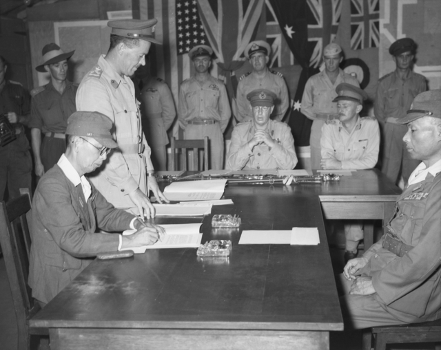 1945年8月，日本在所罗门群岛残余军队向盟军投降 资料图