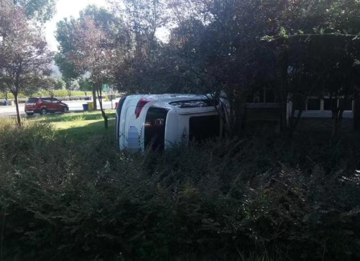 视频看着心惊肉跳,杭州一服务区内,小车撞水马后冲入绿化带翻车休闲区蓝鸢梦想 - Www.slyday.coM 视频看着心惊肉跳,杭州一服务区内,小车撞水马后冲入绿化带翻车休闲区蓝鸢梦想 - Www.slyday.coM