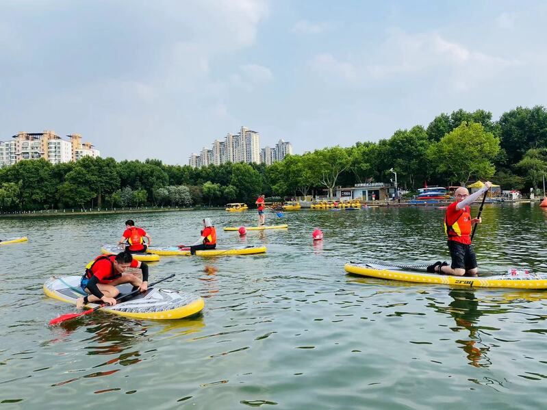 跟飞盘一起火出圈的“山系运动”① 桨板:“在水上,人的心境就放松了”休闲区蓝鸢梦想 - Www.slyday.coM 跟飞盘一起火出圈的“山系运动”① 桨板:“在水上,人的心境就放松了”休闲区蓝鸢梦想 - Www.slyday.coM