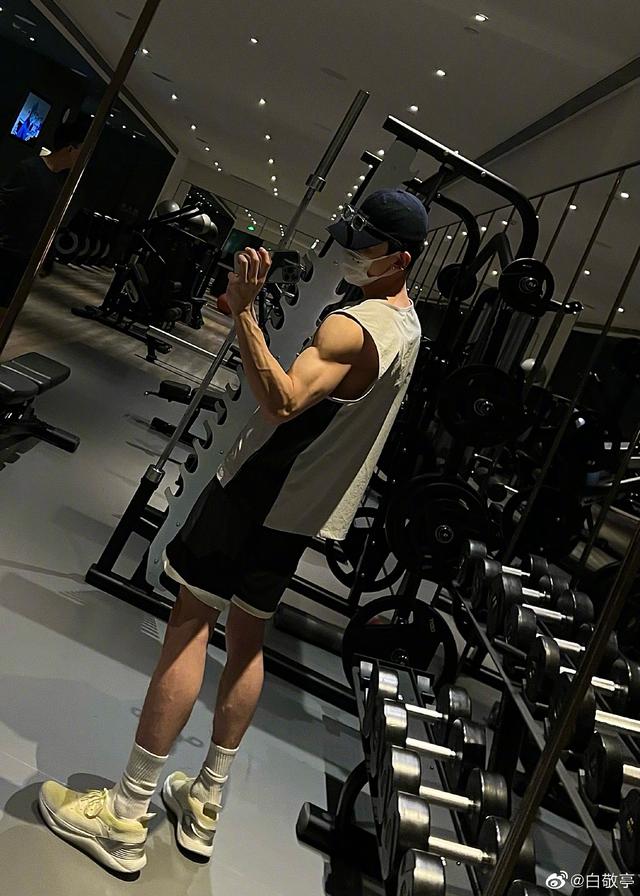 王濛教你健身操,刘畊宏说秋天更适合运动,全民健身日一起迈开腿休闲区蓝鸢梦想 - Www.slyday.coM 王濛教你健身操,刘畊宏说秋天更适合运动,全民健身日一起迈开腿休闲区蓝鸢梦想 - Www.slyday.coM