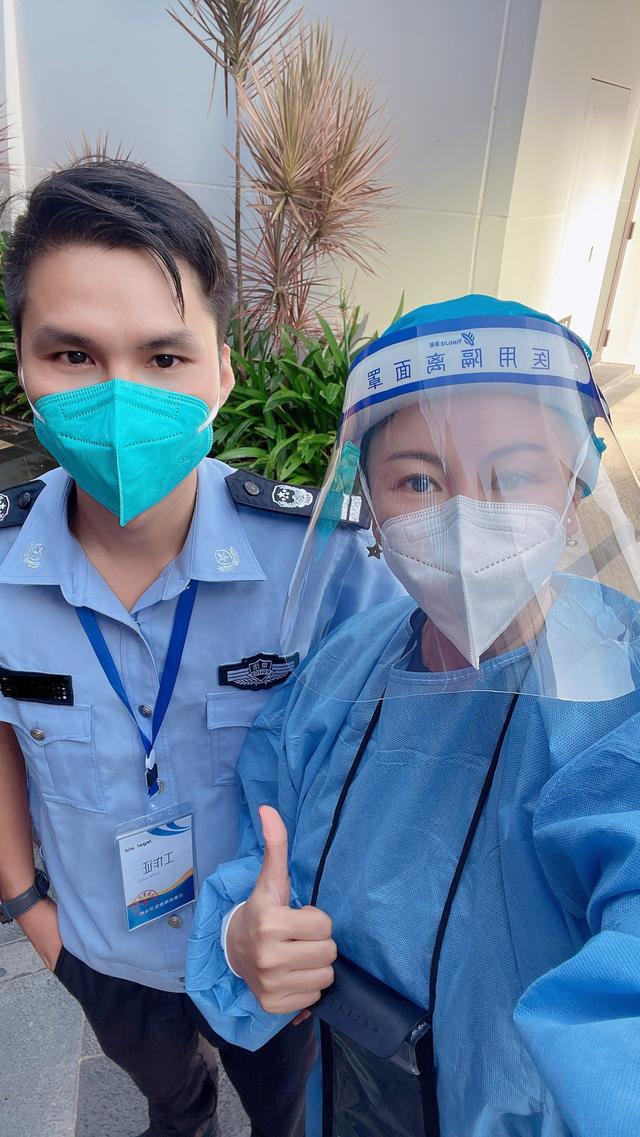 陳熙和當地警察合影 受訪者供圖