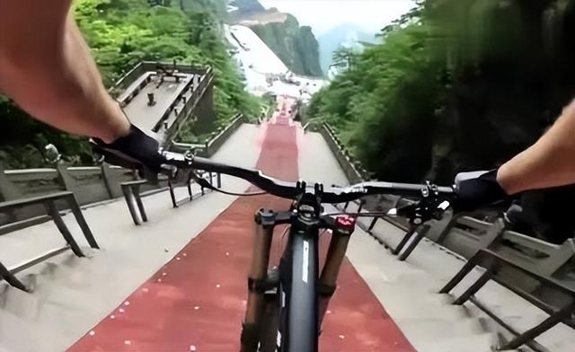 张家界坠亡女骑手丈夫讲述细节!生育3孩最小7岁,生前一语成谶休闲区蓝鸢梦想 - Www.slyday.coM 张家界坠亡女骑手丈夫讲述细节!生育3孩最小7岁,生前一语成谶休闲区蓝鸢梦想 - Www.slyday.coM