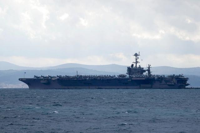 美海军证实航母舰载战机被大风吹入海里 目前已被打捞出海
