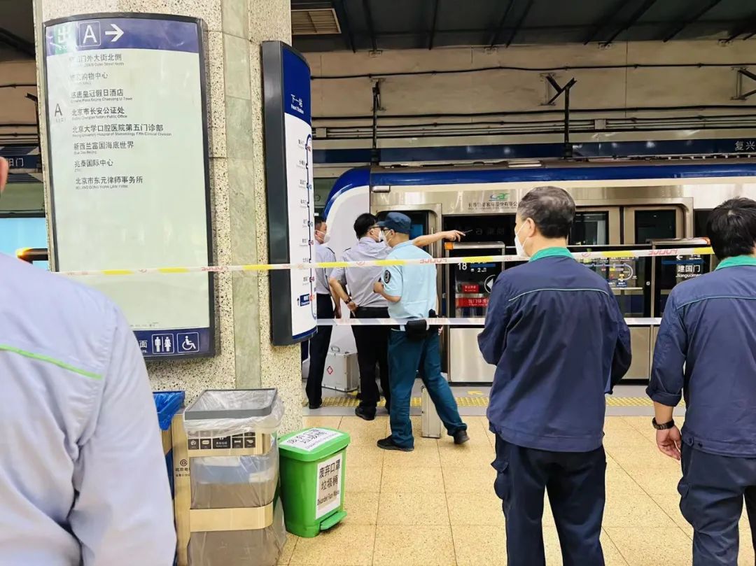 一乘客翻越北京地铁站台进入轨道!地铁2号线内环列车已停运,紧急处置中!休闲区蓝鸢梦想 - Www.slyday.coM 一乘客翻越北京地铁站台进入轨道!地铁2号线内环列车已停运,紧急处置中!休闲区蓝鸢梦想 - Www.slyday.coM