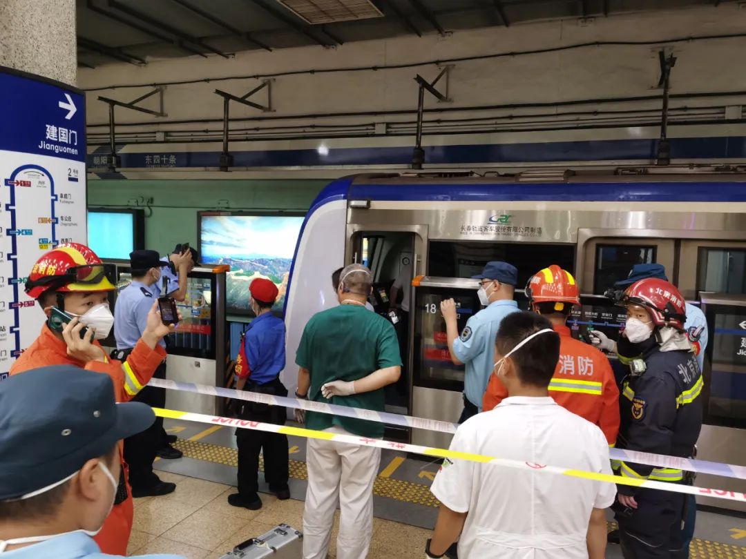 一乘客翻越北京地铁站台进入轨道!地铁2号线内环列车已停运,紧急处置中!休闲区蓝鸢梦想 - Www.slyday.coM 一乘客翻越北京地铁站台进入轨道!地铁2号线内环列车已停运,紧急处置中!休闲区蓝鸢梦想 - Www.slyday.coM