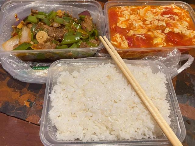 受訪者與跑腿小哥的對話及小哥送來的盒飯