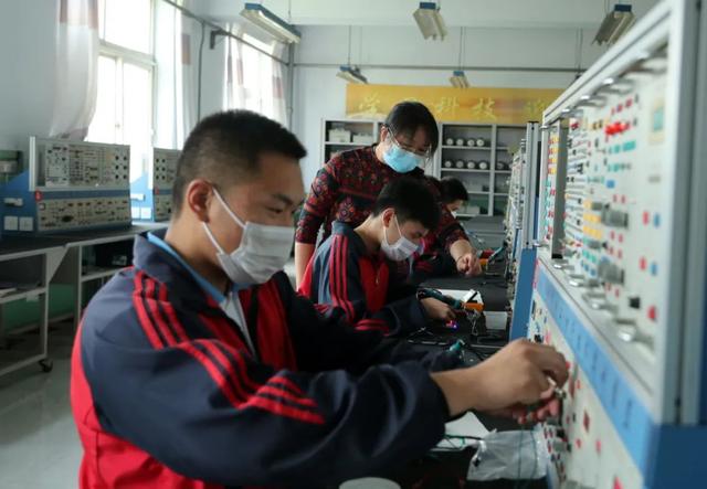 职教老师指导学生检测电子线路 骆学峰 摄