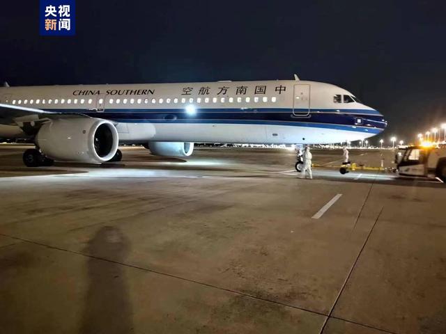 8月9日22时06分,返乡游客在凤凰国际机场乘坐南方航空CZ678Y航班飞机返回上海,机上共131名游客。央视新闻 图