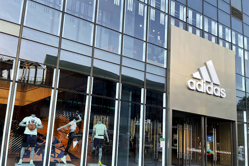 在大中华区营收连续5季负增长,阿迪达斯CEO承认在中国犯了错误休闲区蓝鸢梦想 - Www.slyday.coM 在大中华区营收连续5季负增长,阿迪达斯CEO承认在中国犯了错误休闲区蓝鸢梦想 - Www.slyday.coM