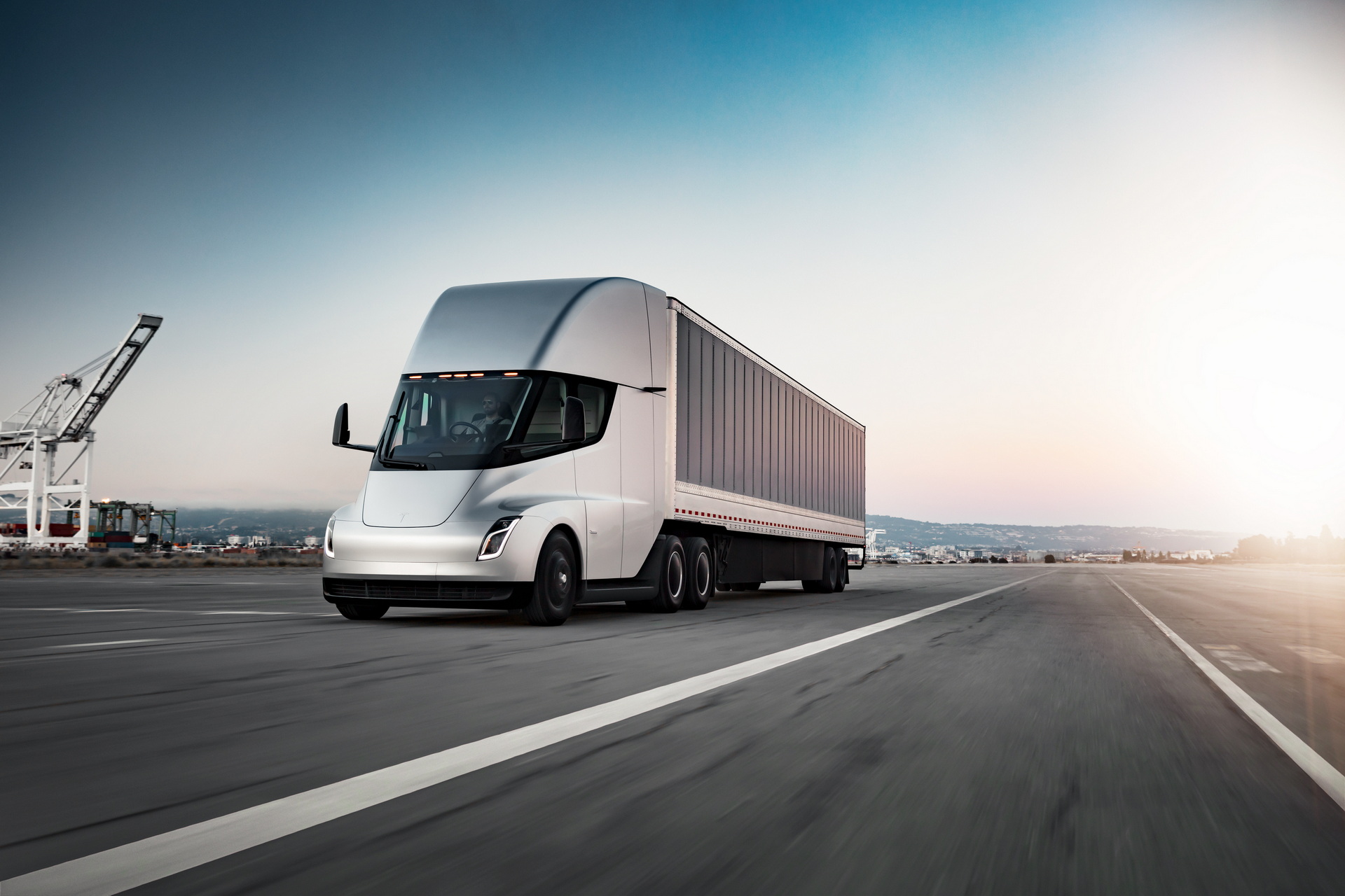 续航达805km 特斯拉Semi Truck将于年内启动交付