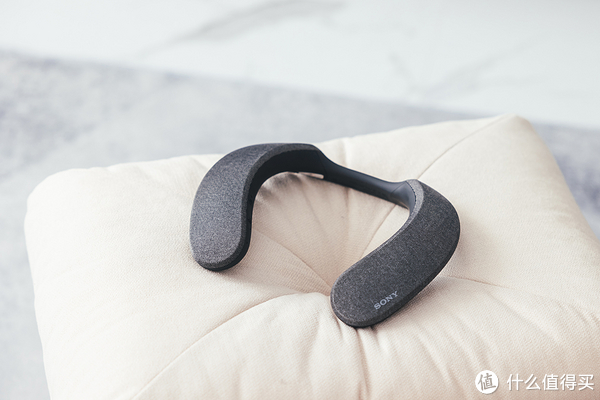 挂在脖子上的家庭影院是什么体验?索尼颈挂式音箱SRS休闲区蓝鸢梦想 - Www.slyday.coM 挂在脖子上的家庭影院是什么体验?索尼颈挂式音箱SRS休闲区蓝鸢梦想 - Www.slyday.coM