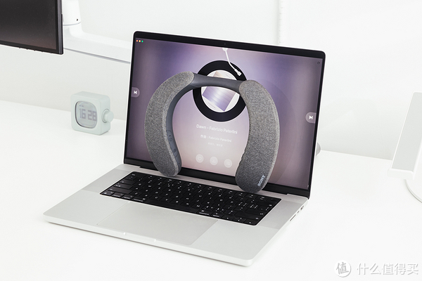 挂在脖子上的家庭影院是什么体验?索尼颈挂式音箱SRS休闲区蓝鸢梦想 - Www.slyday.coM 挂在脖子上的家庭影院是什么体验?索尼颈挂式音箱SRS休闲区蓝鸢梦想 - Www.slyday.coM