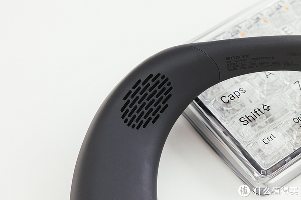 挂在脖子上的家庭影院是什么体验?索尼颈挂式音箱SRS休闲区蓝鸢梦想 - Www.slyday.coM 挂在脖子上的家庭影院是什么体验?索尼颈挂式音箱SRS休闲区蓝鸢梦想 - Www.slyday.coM