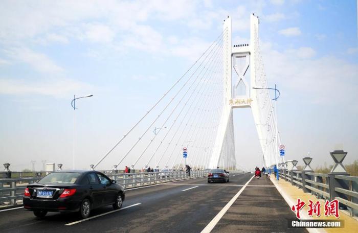 资料图:连接北京市通州区与河北省三河市燕郊国家高新技术产业开发区的燕潮大桥。 中新社记者 宋敏涛 摄