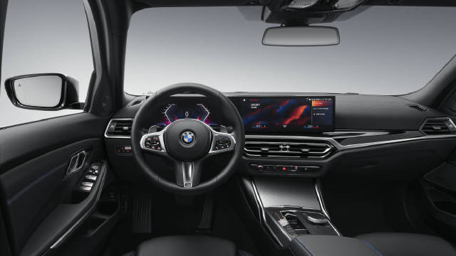 久等了，中期宝马3系已就位，全新前脸配曲面大屏，依旧是2.0TAT