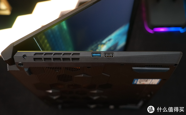 与REACT一起战斗:微星神枪手15 彩虹六号:异种联名款游戏笔记本25 与REACT一起战斗:微星神枪手15 彩虹六号:异种联名款游戏笔记本