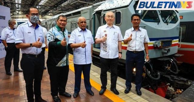 馬來西亞貨運列車“東盟特快”(Asean Express)11日在吉隆坡試運行,交通部長魏家祥(右二)參加。圖自馬媒