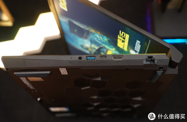 与REACT一起战斗:微星神枪手15 彩虹六号:异种联名款游戏笔记本26 与REACT一起战斗:微星神枪手15 彩虹六号:异种联名款游戏笔记本