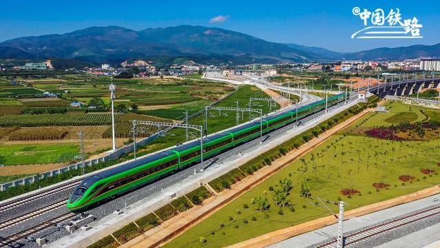 2021年12月3日,中老鐵路全線開通運營。圖自微信公衆號“中國鐵路”