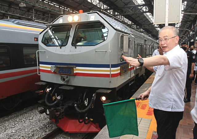 11日,交通部長魏家祥爲東盟特快列車試跑計劃主持揮旗禮。圖自馬媒