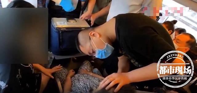 老人打了一个喷嚏,立马倒地不起!警民医护联手救援休闲区蓝鸢梦想 - Www.slyday.coM 老人打了一个喷嚏,立马倒地不起!警民医护联手救援休闲区蓝鸢梦想 - Www.slyday.coM