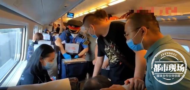 老人打了一个喷嚏,立马倒地不起!警民医护联手救援休闲区蓝鸢梦想 - Www.slyday.coM 老人打了一个喷嚏,立马倒地不起!警民医护联手救援休闲区蓝鸢梦想 - Www.slyday.coM