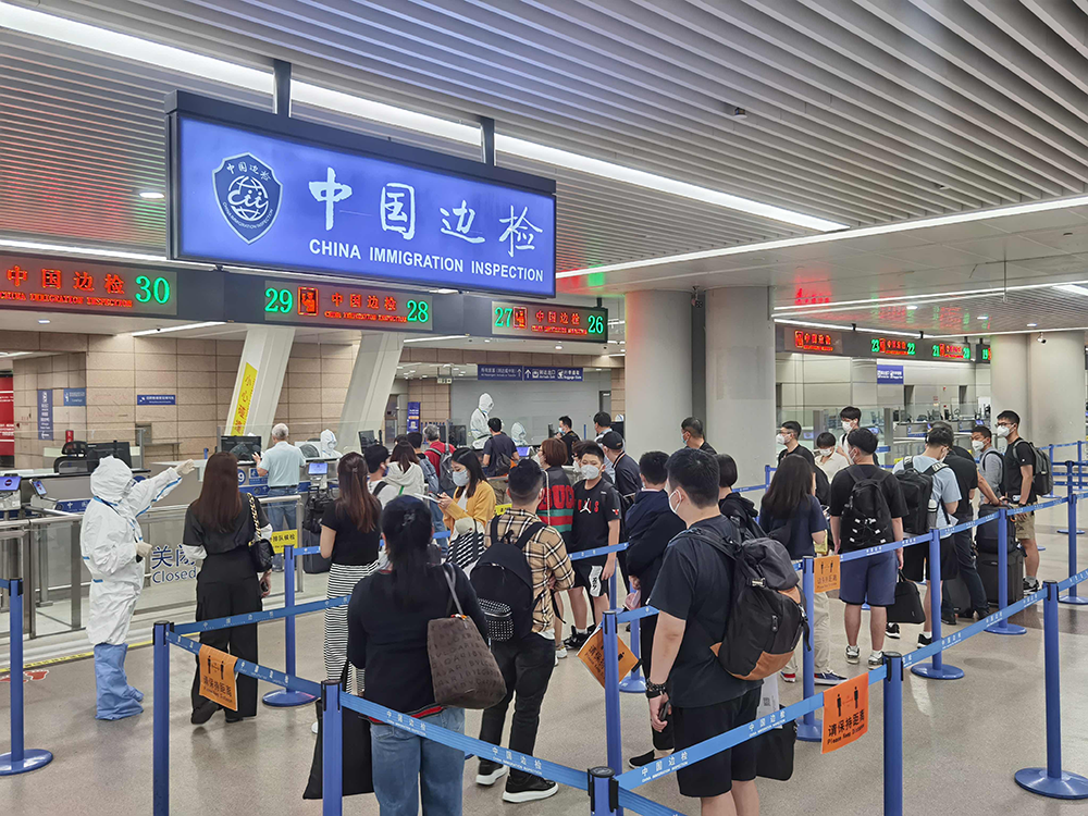 上海机场边检站开足查验通道,保障旅客快速通关。杨夏杰 摄