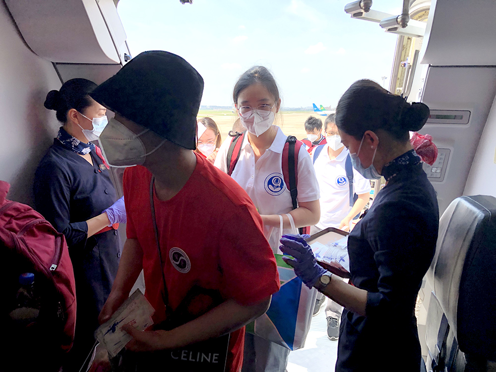 東航護送上海醫護飛赴三亞馳援海南抗疫。圖片由受訪者提供