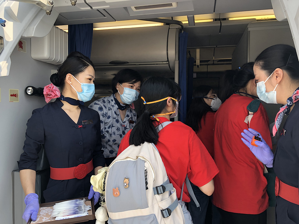 东航护送上海医护飞赴三亚驰援海南抗疫。