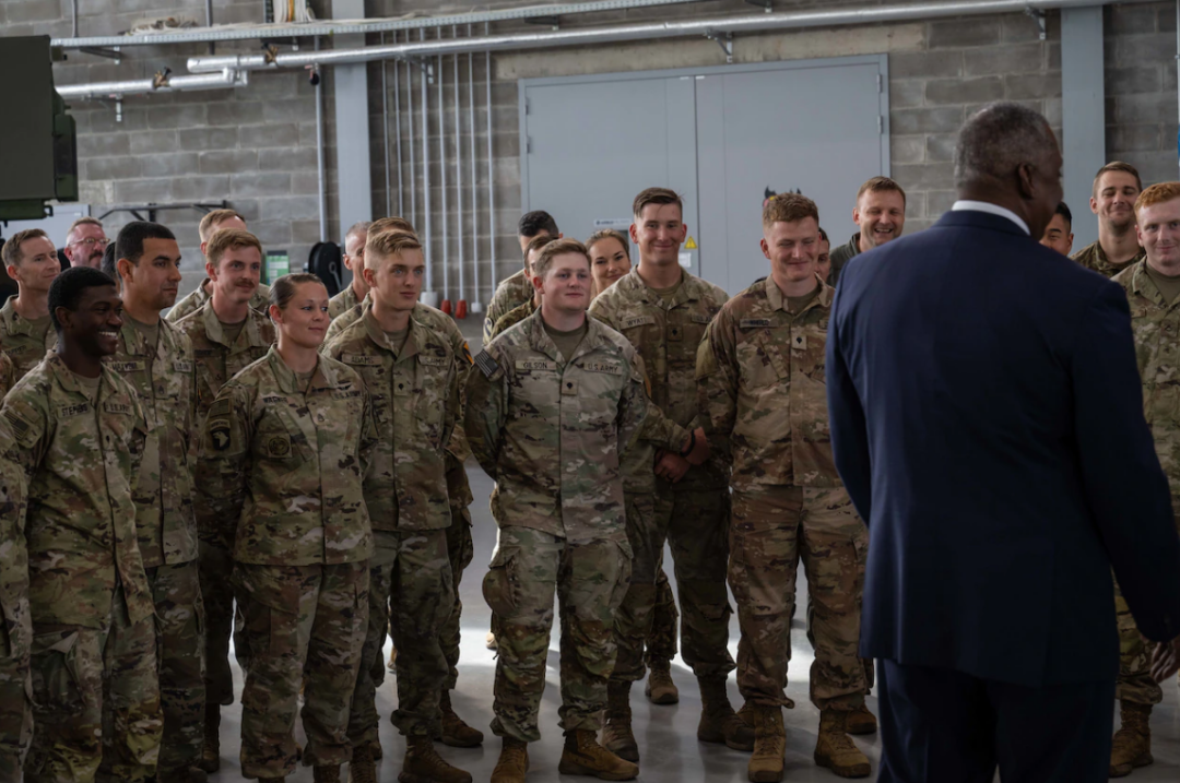 8月9日，美国防长奥斯汀在利尔瓦德空军基地与拉脱维亚军人在一起