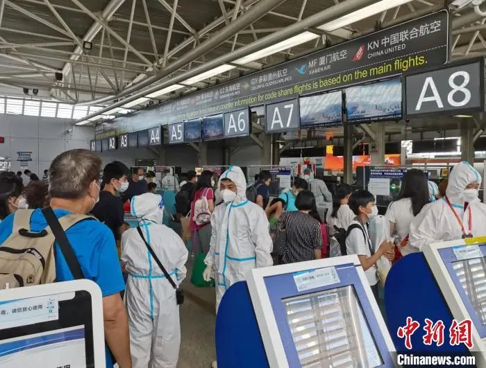 14日上午,旅客在三亚凤凰国际机场航站楼内办理值机手续。邓理璋 供图