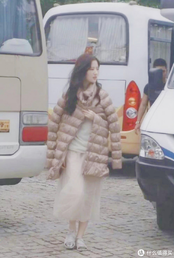 刘亦菲穿了10年的羽绒服,是什么牌子?休闲区蓝鸢梦想 - Www.slyday.coM 刘亦菲穿了10年的羽绒服,是什么牌子?休闲区蓝鸢梦想 - Www.slyday.coM