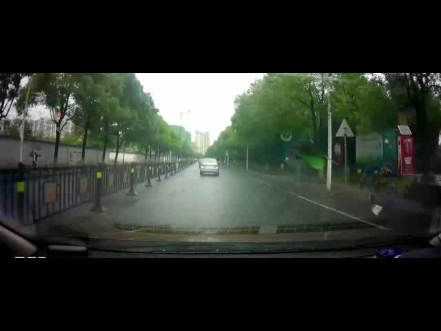 养护不到位导致井盖变成凶器，这位司机真够倒霉的