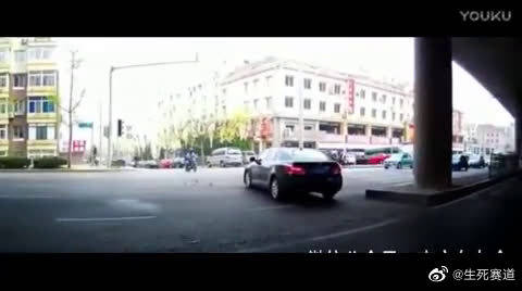 视频：别克撞直行奥迪Q5险成渣， 老司机用上甩尾车技化险为夷