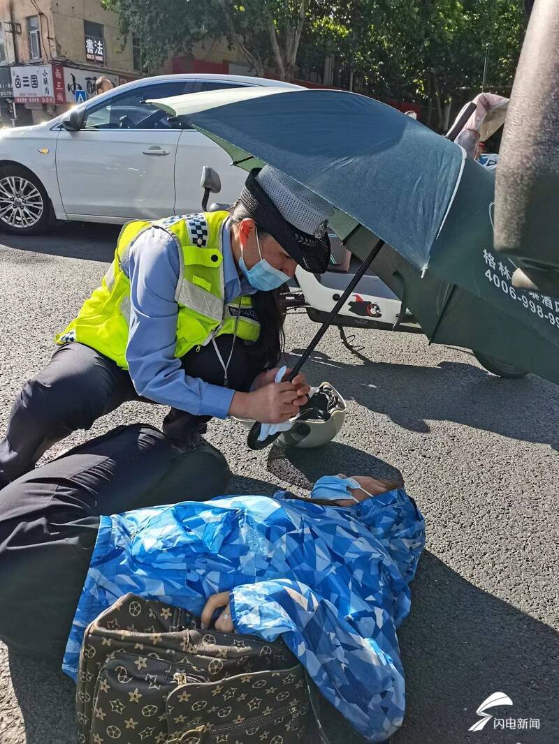 烈日之下济宁交警为受伤女子撑起“保护伞”休闲区蓝鸢梦想 - Www.slyday.coM 烈日之下济宁交警为受伤女子撑起“保护伞”休闲区蓝鸢梦想 - Www.slyday.coM