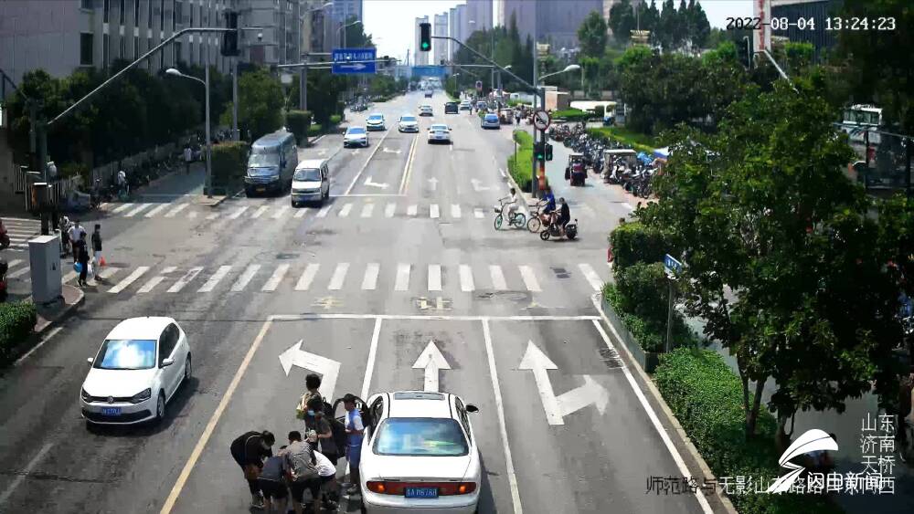 为泉城温度点赞!女孩晕倒在马路中央 关键时刻这群人冲了上去休闲区蓝鸢梦想 - Www.slyday.coM 为泉城温度点赞!女孩晕倒在马路中央 关键时刻这群人冲了上去休闲区蓝鸢梦想 - Www.slyday.coM