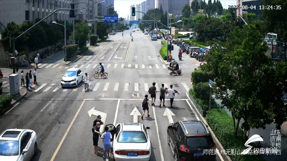 为泉城温度点赞!女孩晕倒在马路中央 关键时刻这群人冲了上去休闲区蓝鸢梦想 - Www.slyday.coM 为泉城温度点赞!女孩晕倒在马路中央 关键时刻这群人冲了上去休闲区蓝鸢梦想 - Www.slyday.coM