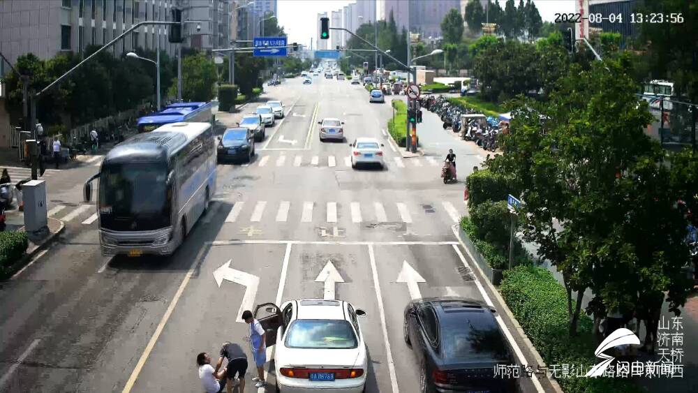 为泉城温度点赞!女孩晕倒在马路中央 关键时刻这群人冲了上去休闲区蓝鸢梦想 - Www.slyday.coM 为泉城温度点赞!女孩晕倒在马路中央 关键时刻这群人冲了上去休闲区蓝鸢梦想 - Www.slyday.coM