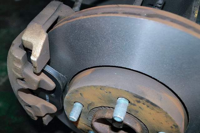 别再傻乎乎2年就换一次刹车油，有个时间换才合适，新手别被坑了