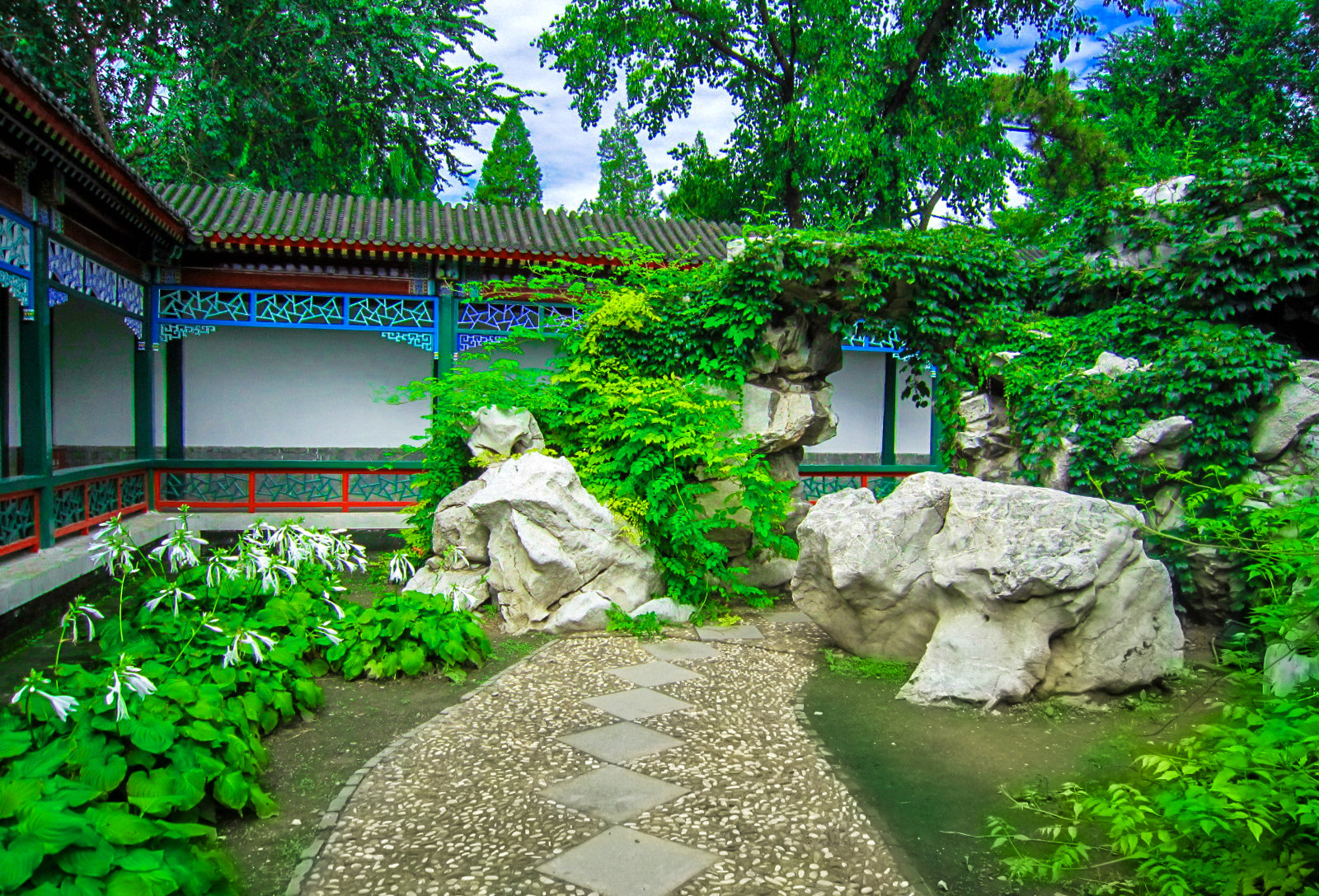 "刘姥姥游大观园"一节里,贾母就对蘅芜苑表现出不满,觉着这个住所太过