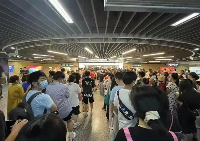 茶颜悦色南京新店开业“惊动”警方,还没开门就售罄?200元一杯的奶茶,还香吗?休闲区蓝鸢梦想 - Www.slyday.coM 茶颜悦色南京新店开业“惊动”警方,还没开门就售罄?200元一杯的奶茶,还香吗?休闲区蓝鸢梦想 - Www.slyday.coM