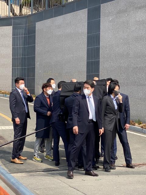 朴槿惠遇袭后,保镖打开防弹公文包,将其围住(资料图)