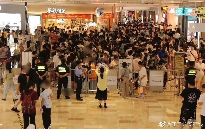 茶颜悦色南京新店开业“惊动”警方,还没开门就售罄?200元一杯的奶茶,还香吗?休闲区蓝鸢梦想 - Www.slyday.coM 茶颜悦色南京新店开业“惊动”警方,还没开门就售罄?200元一杯的奶茶,还香吗?休闲区蓝鸢梦想 - Www.slyday.coM