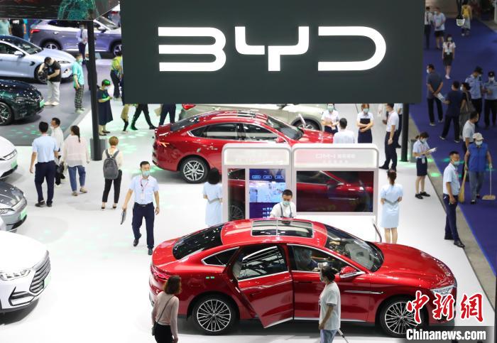 宁夏银川国际车展吸引市民参观