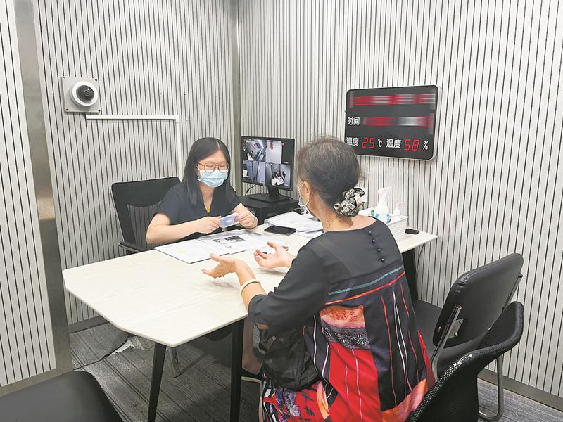 广州公证处,一位老人在咨询遗嘱业务
