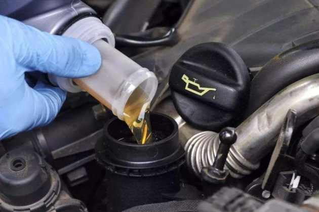 换机油按公里数还是按时间？