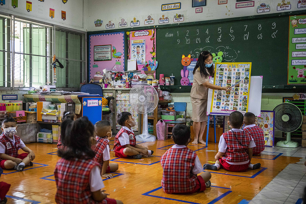 当地时间2021年2月1日,泰国曼谷,学生在学校上课。视觉中国 资料图