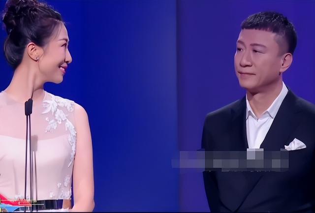 孙红雷带娇妻走红毯!女方一脸尴笑表现紧张,穿粉色纱裙身材出众休闲区蓝鸢梦想 - Www.slyday.coM 孙红雷带娇妻走红毯!女方一脸尴笑表现紧张,穿粉色纱裙身材出众休闲区蓝鸢梦想 - Www.slyday.coM